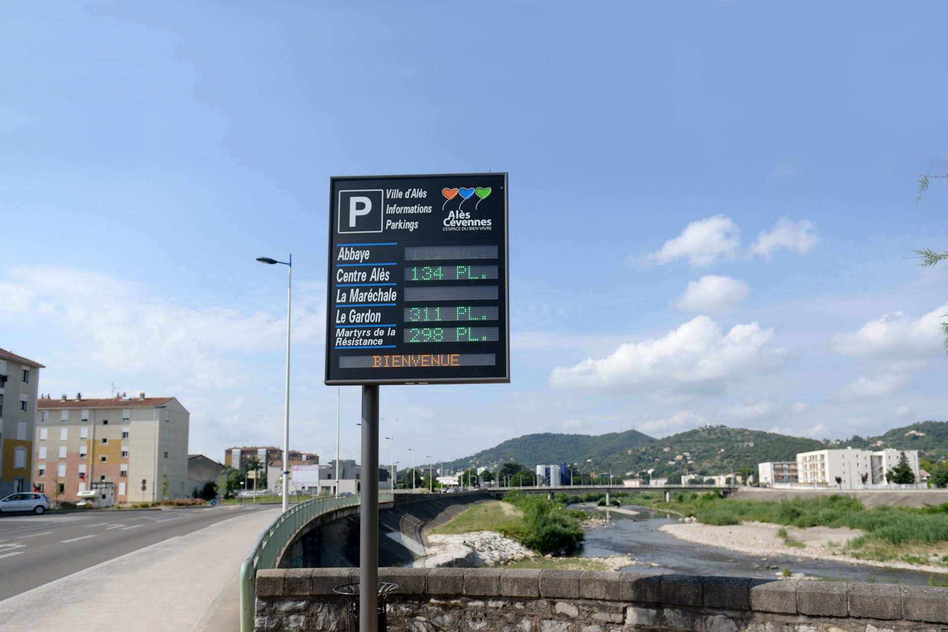 Les panneaux lumineux permettent d’indiquer en temps réel le ombre de places disponibles dans les parkings de la ville
