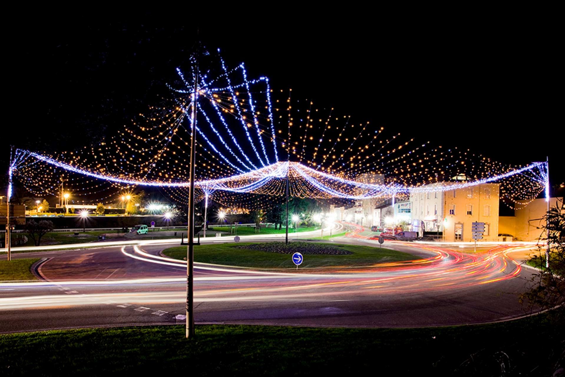 Illuminations de Noël à Alès : rond point avenue Carnot/Gibertine