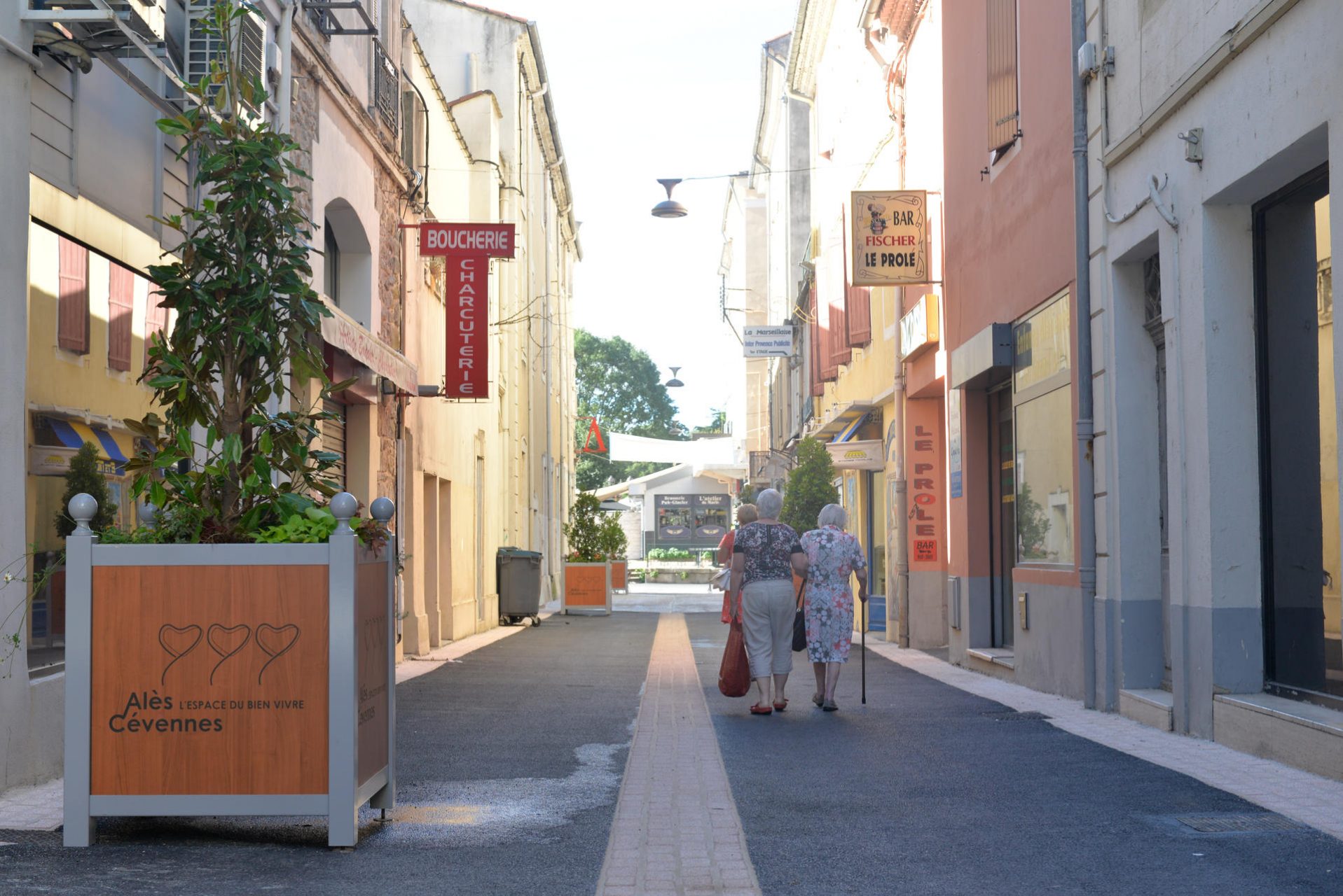Dans la continuité de la rue Taisson, la rue Beauteville a été transformée en espace partagé (zone où voitures, vélos et piétons cohabitent).