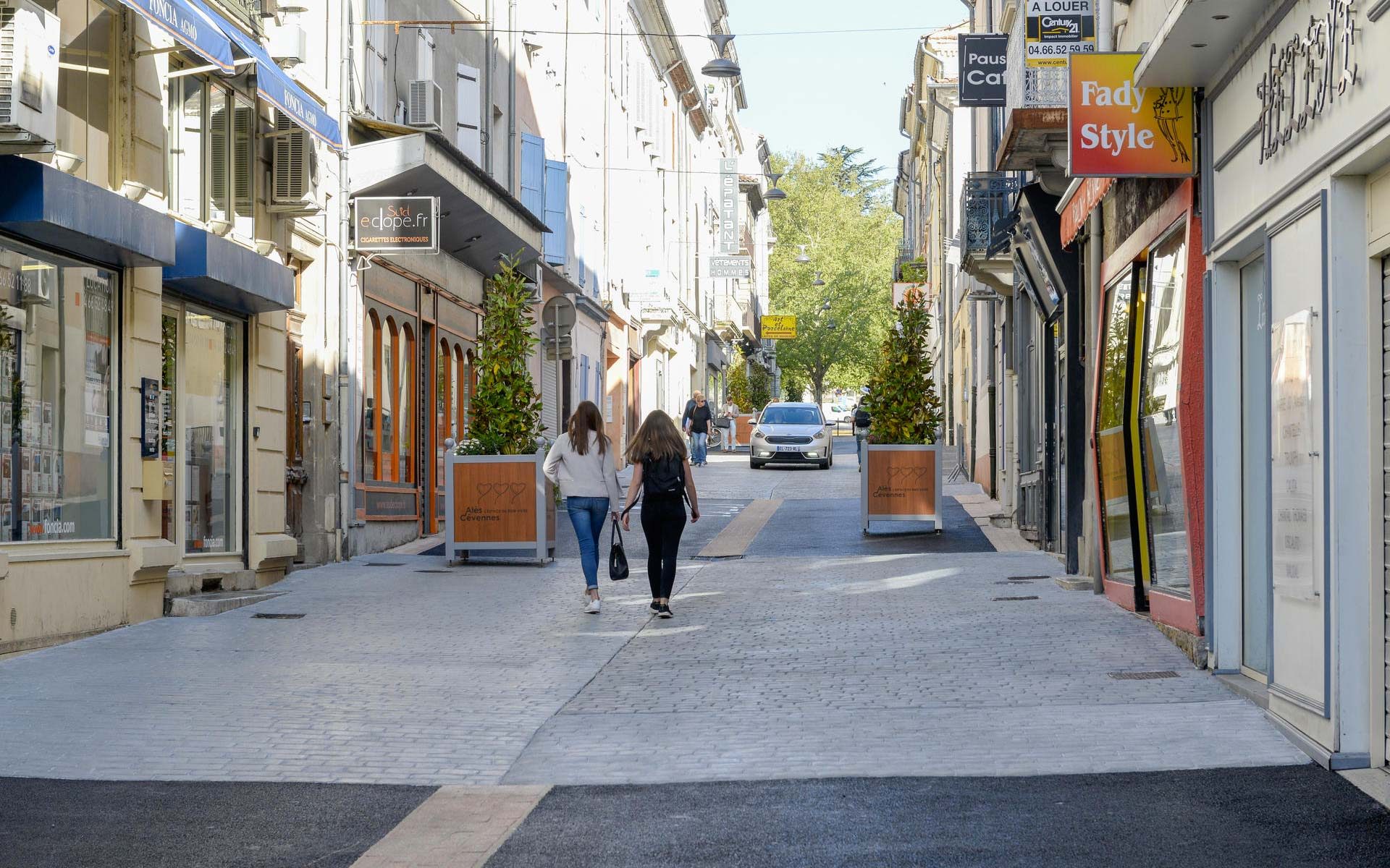 La rue Taisson est transformée en “espace partagé” depuis le 24 avril. Les piétons n’hésitent pas à emprunter toute la largeur de la rue.