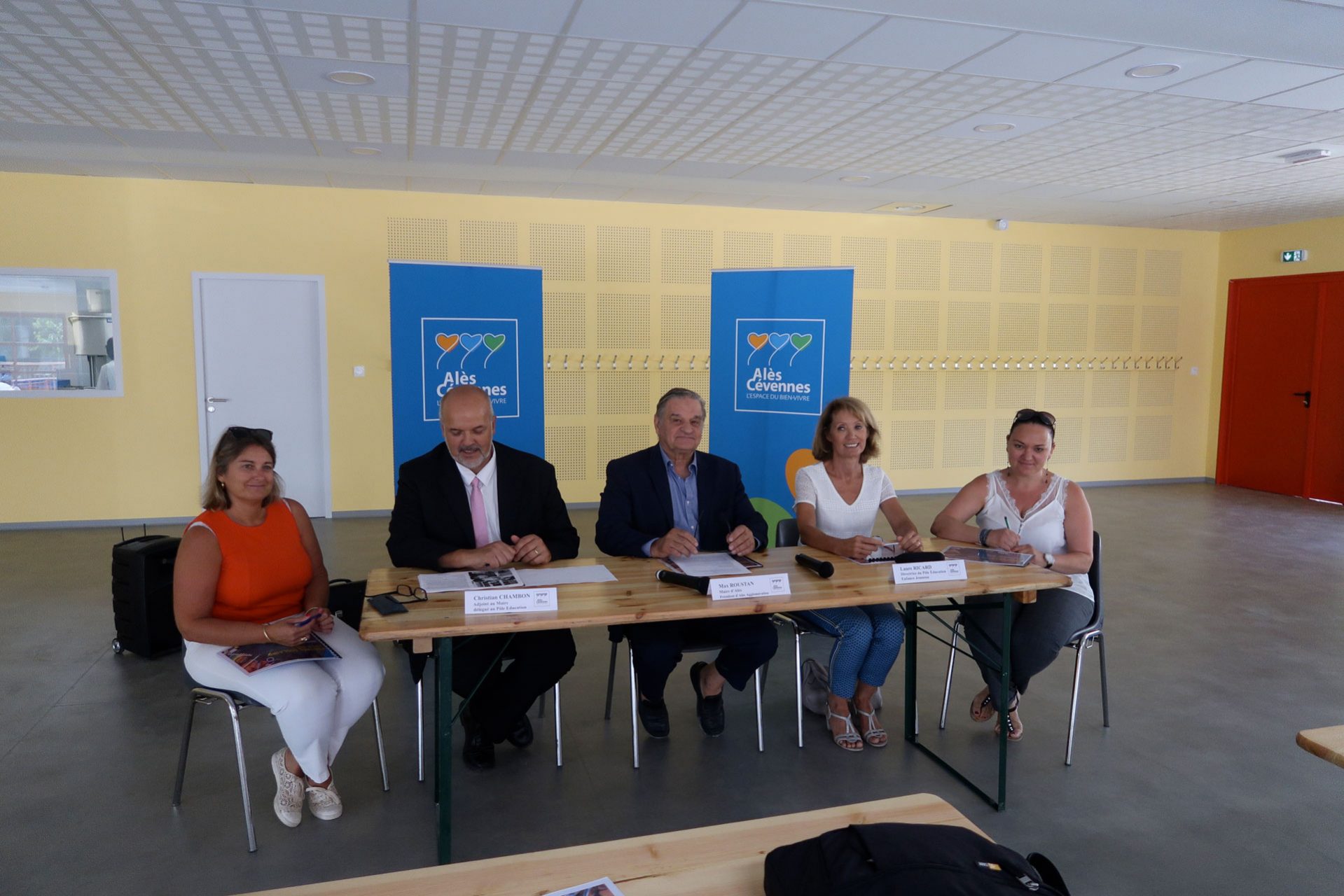 Jeudi 30 août, Max Roustan, maire d'Alès, et ses équipes municipales, ont symboliquement tenu la conférence de presse de la rentrée dans le nouveau restaurant scolaire de l'école Claire-Lacombe.