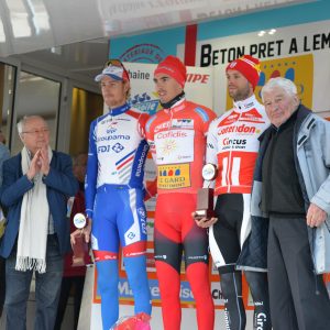 Un podium très jeune salué par l’une des gloires du cyclisme national, Raymond Poulidor.