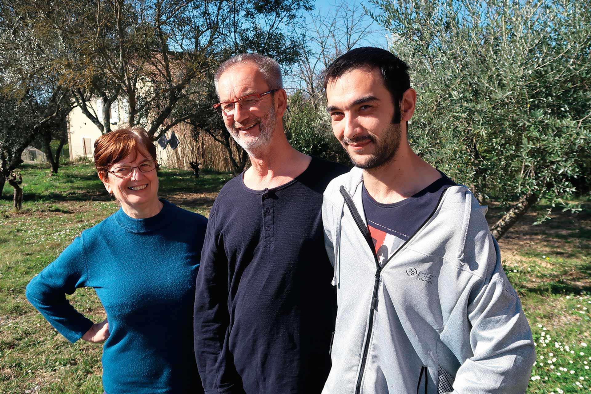 Edgar Roure (au centre) est bien soutenu dans son action par sa sœur Éliette, ainsi que par Sylvain Bognanni, membre de l’association.