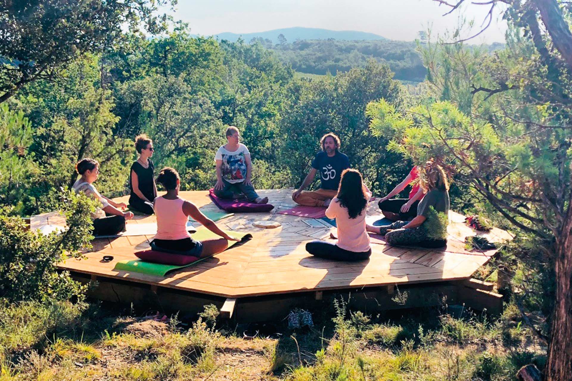 Le Domaine des Sens, où Yannick Parat crée le festival Yoga du Sud, est un havre de paix planté de chênes et de cades, propice aux activités de bien-être.