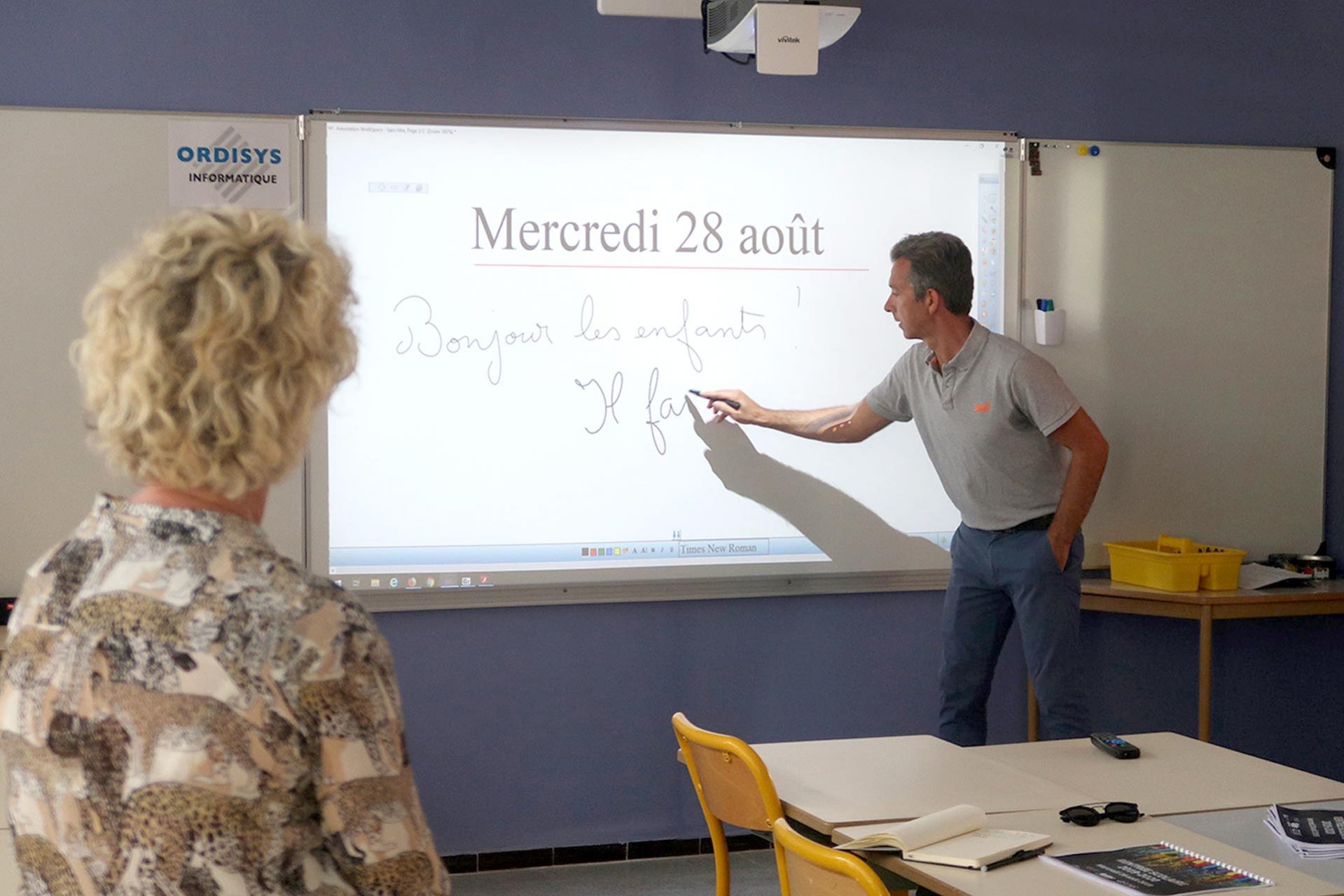 Une démonstration du tableau blanc interactif, qui équipe désormais toutes les classes des écoles d’Alès, a été faite aux élus et à la presse le 28 août