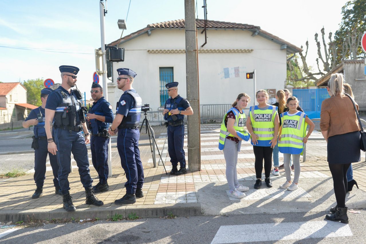 Les jeunes du Conseil Municipal des Enfants ont été aidées par les agents de la police municipale d’Alès.