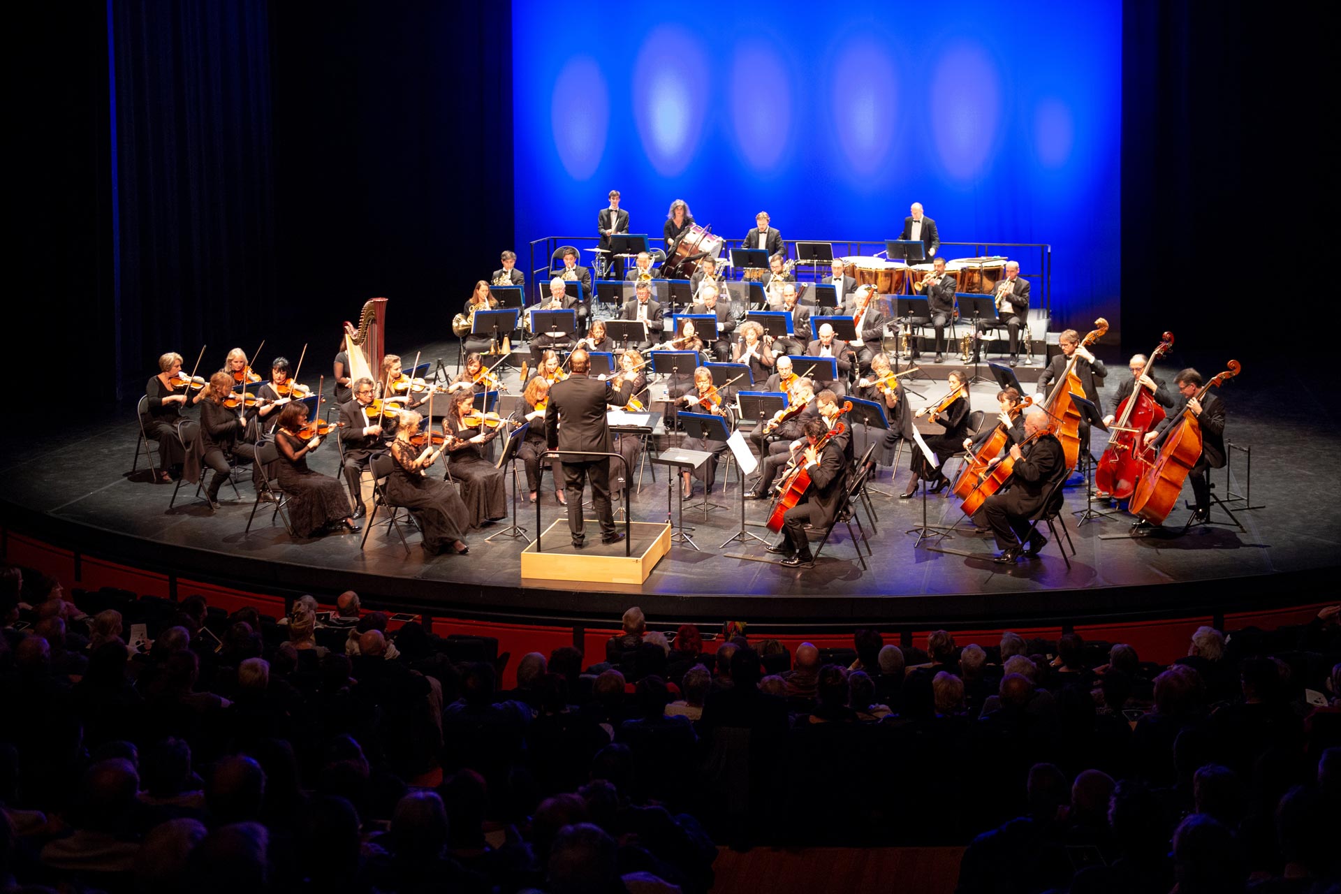 Melody Louledjian accompagnera le chef d’orchestre Samuel Jean aux côtés des 50 musiciens de l’orchestre Avignon-Provence.