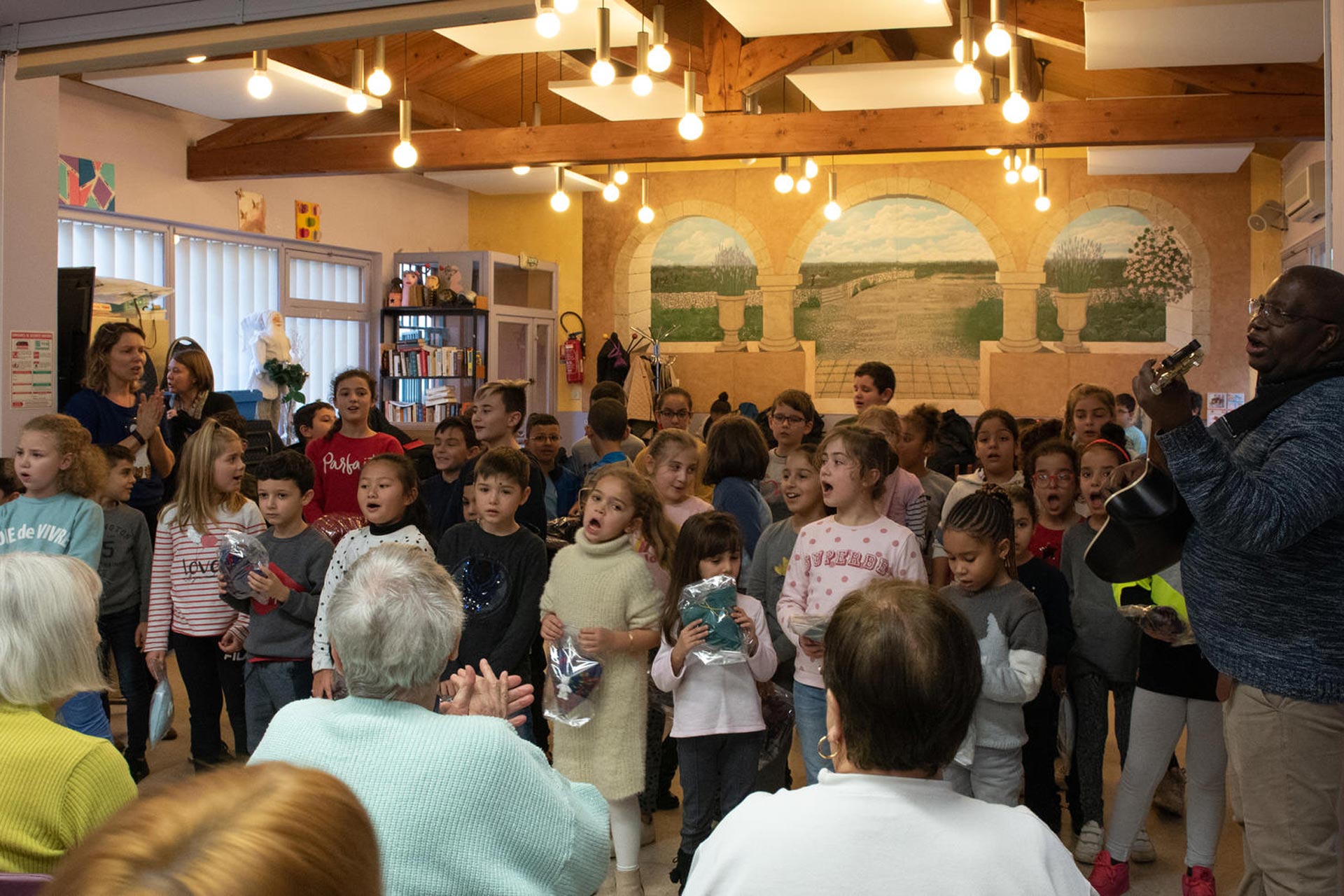 Le 19 décembre 2019, les élèves de l’école Louis Pasteur ont interprété un florilège de chants de Noël aux seniors de l’Espace Abbaye qui, eux, leur ont offert des cadeaux confectionnés par leurs soins.