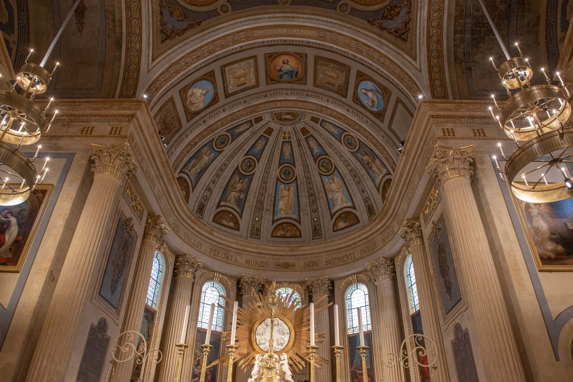 Séraphins, toiles marouflées et dorures se côtoient à nouveau sur les plafonds et les murs du chœur de la cathédrale.
