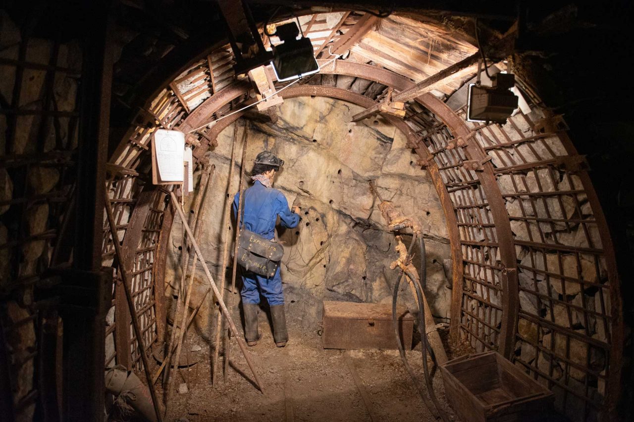 Deux siècles d’évolution des technologies minières sont présentés dans la Mine Témoin d’Alès. Ici, le boutefeu : le mineur spécialisé dans la pose d’explosifs.
