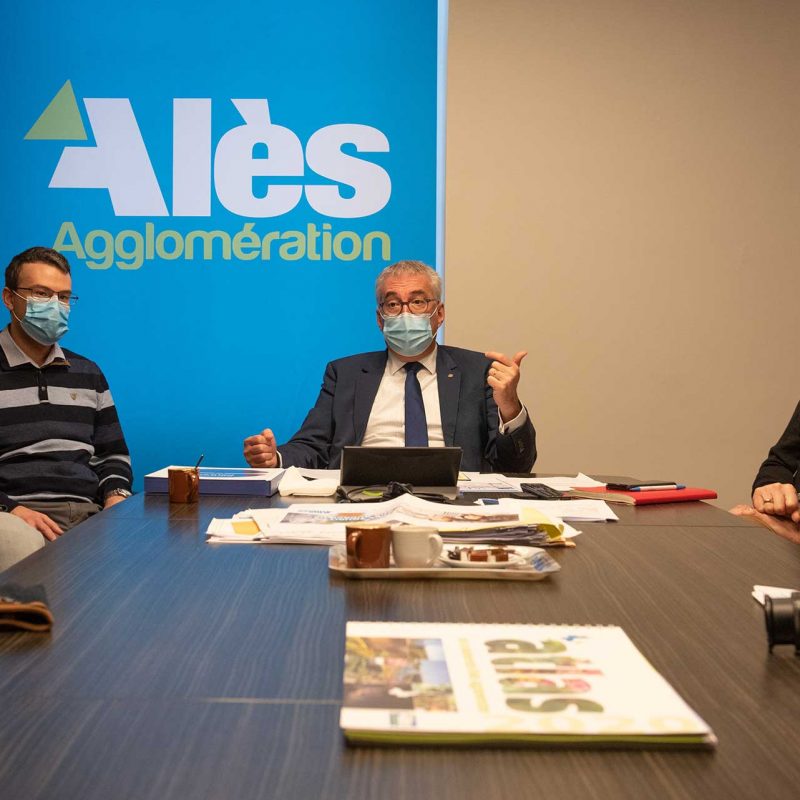 Christophe Rivenq, président d’Alès Agglo, au côté des professionnels de santé du bassin n’a pas caché sa colère et sa déception face à la gestion calamiteuse de l’ARS dans ce départ manqué pour la vaccination.